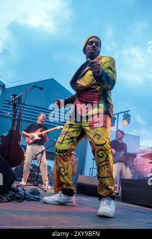 Pat Kalla und das Super Mojo im Konzert für das Einladungsfestival im Keller Vignerons du Pays von Enserune. Cazouls-Les-Beziers, Occitanie, Frankreich Stockfoto
