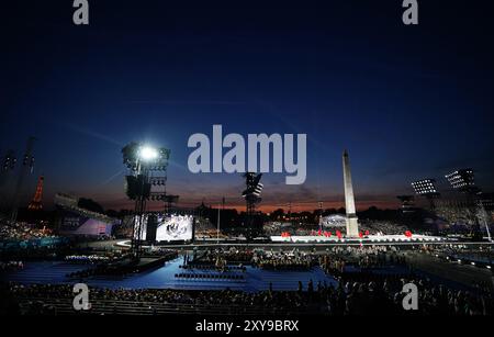 Ein allgemeiner Überblick über die Eröffnungszeremonie der Paralympischen Spiele 2024 in Paris am Place de la Concorde. Bilddatum: Mittwoch, 28. August 2024. Stockfoto