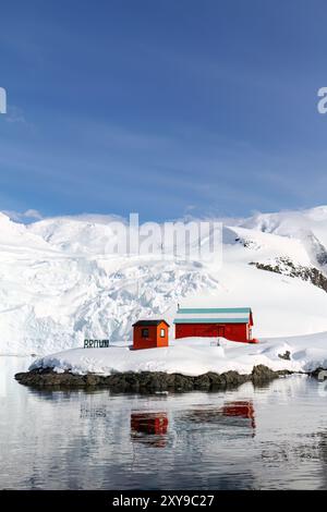 Blick auf die argentinische Basis Almirante Brown, benannt nach Guillermo Brown von der argentinischen Marine, Paradise Bay, Antarktis. Stockfoto