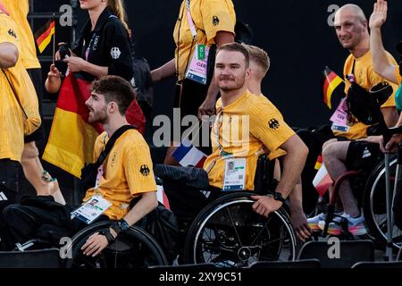 PARIS, FRANKREICH 28. August - er?ffnungsfeier Paris 2024 Paralympics am 28.08.2024 Place de la Concorde in Paris Frankreich. Die deutschen Athletinnen und Athleten ziehen bei der er?ffnungsfeier ein Lukas Glossner (Deutschland, 9) Stockfoto