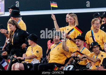 PARIS, FRANKREICH 28. August - er?ffnungsfeier Paris 2024 Paralympics am 28.08.2024 Place de la Concorde in Paris Frankreich. Die deutschen Athletinnen und Athleten ziehen bei der er?ffnungsfeier ein Jens Albrecht (Deutschland, 12) Stockfoto