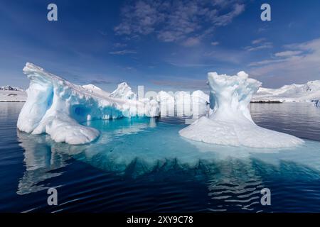 Blick auf das ruhige Meer und die reflektierten Berge rund um Damoy Point in der Bucht von Dorian, Antarktis. Stockfoto