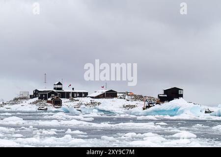 Blick auf die chilenische inaktive Forschungsbasis Gonzalez Videla am Wasserbootpunkt in der Paradise Bay, Antarktis. Stockfoto