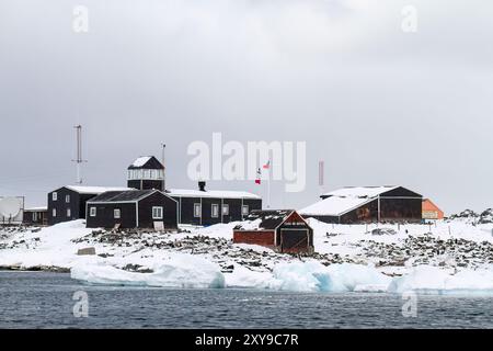 Blick auf die chilenische inaktive Forschungsbasis Gonzalez Videla am Wasserbootpunkt in der Paradise Bay, Antarktis. Stockfoto