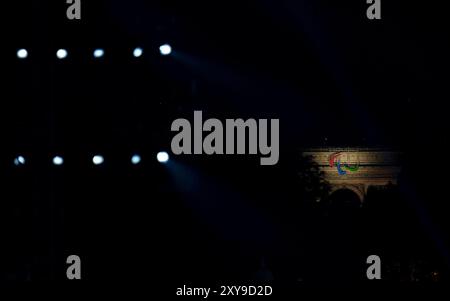 Ein Blick auf das paralympische Symbol auf dem Arc de Triomphe von der Eröffnungszeremonie der Paralympischen Spiele 2024 am Place de la Concorde. Bilddatum: Mittwoch, 28. August 2024. Stockfoto