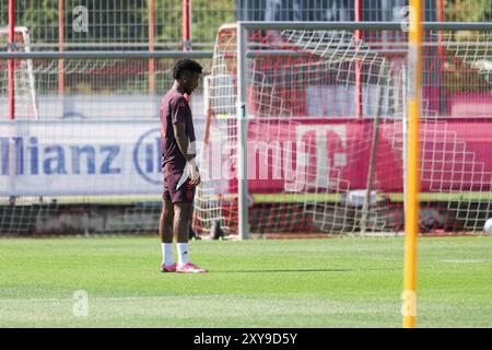 München, Deutschland. August 2024. Kingsley Coman (FC Bayern München, 11) schaut beim Training zu, schaut der Mannschaft zu, Oeffentliches Training, FC Bayern München, Fussball, Saison 24/25, 28.08.2024, Foto: Eibner-Pressefoto/Jenni Maul Credit: dpa/Alamy Live News Stockfoto