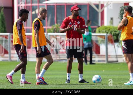 München, Deutschland. August 2024. Vincent Kompany (FC Bayern München, Cheftrainer), Oeffentliches Training, FC Bayern München, Fussball, Saison 24/25, 28.08.2024, Foto: Eibner-Pressefoto/Jenni Maul Credit: dpa/Alamy Live News Stockfoto