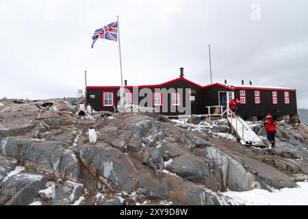 Blick auf die Forschungsstation British Base A in Port Lockroy auf der westlichen Seite der Antarktischen Halbinsel im südlichen Ozean. Stockfoto