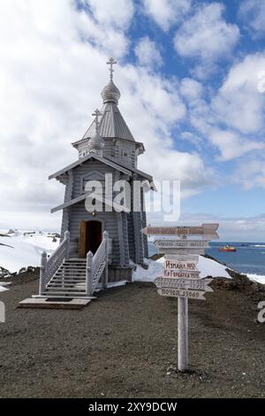 Blick auf die Dreifaltigkeitskirche in Belingshausen Russische Forschungsstation, Antarktis, Südpolarmeer. Stockfoto