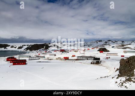 Blick auf die chilenische Forschungsbasis Presidente Eduardo frei Montalva, Antarktis, Südpolarmeer. Stockfoto