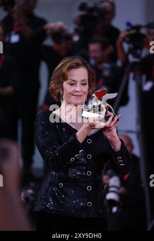 Venedig 28. August 2024 das Venice Film Festival begann am Mittwochabend offiziell mit einem emotionalen Sigourney Weaver, der mit dem Golden Lion Lion Lifetime Achievement Award ausgezeichnet wurde. Begeistert Weaver von der Sala Grande Bühne des Lido: „Ich will brüllen!“ Die dreimalige Oscar-Nominierung dankte dem Festival für das, was sie als „Jet-Fuel der Ermutigung“ bezeichnete, und fügte hinzu: „Ich kann nicht glauben, dass ich hier bin“. Stockfoto