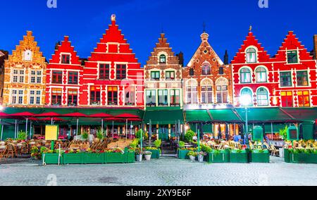 Brügge, Belgien: Nächtlicher Blick auf die farbigen Häuser auf der Nordseite des Grote Markt mit bezaubernden Straßencafés und Restaurants, Westflandern, Europa Stockfoto