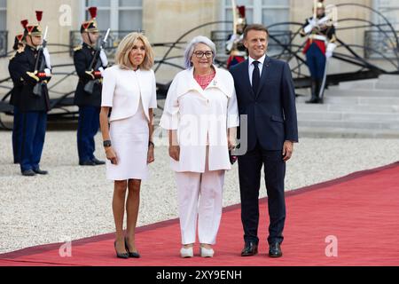 Paris, Frankreich. August 2024. Der französische Präsident Emmanuel Macron und seine Frau Brigitte Macron posieren für ein Foto mit der Generalgouverneur von Kanada Mary Jeannie May Simon am 28. August 2024 im Elysee-Präsidentenpalast in Paris während eines Empfangs von Staats-, Regierungs- und internationalen Organisationen im Rahmen der Eröffnung der Paralympischen Spiele 2024. Foto: Raphael Lafargue/ABACAPRESS. COM Credit: Abaca Press/Alamy Live News Stockfoto