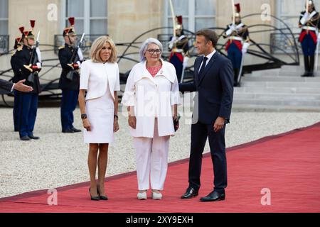 Paris, Frankreich. August 2024. Der französische Präsident Emmanuel Macron und seine Frau Brigitte Macron posieren für ein Foto mit der Generalgouverneur von Kanada Mary Jeannie May Simon am 28. August 2024 im Elysee-Präsidentenpalast in Paris während eines Empfangs von Staats-, Regierungs- und internationalen Organisationen im Rahmen der Eröffnung der Paralympischen Spiele 2024. Foto: Raphael Lafargue/ABACAPRESS. COM Credit: Abaca Press/Alamy Live News Stockfoto