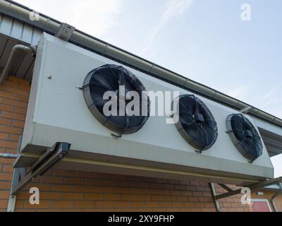Industrielle Klimaanlagen im Gebäude Stockfoto