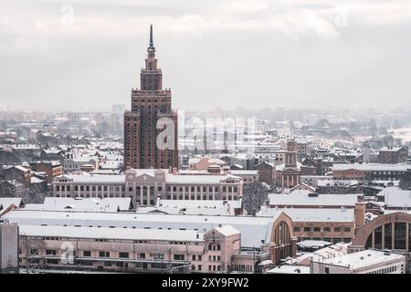 Blick auf Riga, Lettland, vom Turm der Peterskirche an einem verschneiten Wintertag Stockfoto
