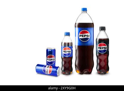 Chisinau, MOLDAU – 20. August 2024: Pepsi Cola Plastikflaschen und Aluminiumdosen isoliert auf weißem Hintergrund Stockfoto