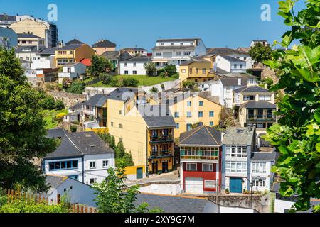 Farbenfrohe Häuser am Berg neben der Küste im Dorf Ribadeo, Galicien. Stockfoto