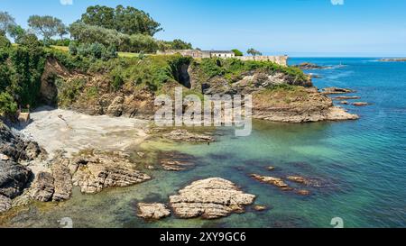 Wunderschöne Strandbucht an der Küste von Nordgalicien, neben der Stadt Ribadeo. Stockfoto