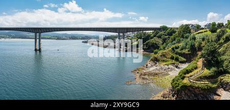 Riesige Brücke, auf der Fahrzeuge die Ribadeo-Mündung im Norden Galiciens überqueren. Stockfoto