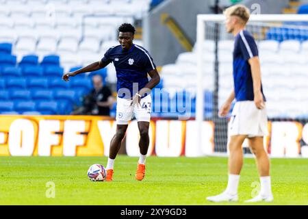 Cardiff, Großbritannien. August 2024. Ade Gbadehan aus Cardiff City während des Aufwärmens. Spiel der 2. Runde des Carabao Cup EFL Cup, Cardiff City gegen Southampton im Cardiff City Stadium in Cardiff, Wales am Mittwoch, 28. August 2024. Dieses Bild darf nur für redaktionelle Zwecke verwendet werden. Nur redaktionelle Verwendung, Bild von Lewis Mitchell/Andrew Orchard Sportfotografie/Alamy Live News Credit: Andrew Orchard Sportfotografie/Alamy Live News Stockfoto