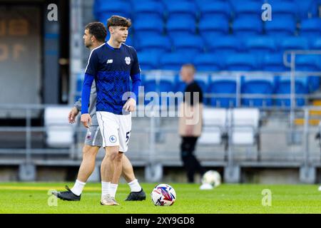 Cardiff, Großbritannien. August 2024. Cody Twose aus Cardiff City während des Aufwärmens. Spiel der 2. Runde des Carabao Cup EFL Cup, Cardiff City gegen Southampton im Cardiff City Stadium in Cardiff, Wales am Mittwoch, 28. August 2024. Dieses Bild darf nur für redaktionelle Zwecke verwendet werden. Nur redaktionelle Verwendung, Bild von Lewis Mitchell/Andrew Orchard Sportfotografie/Alamy Live News Credit: Andrew Orchard Sportfotografie/Alamy Live News Stockfoto