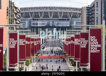 28. August 2024, London, England, Großbritannien: Bildschirme im Wembley Stadium werben für die bevorstehenden Auftritte von Oasis, die derzeit vier Nächte im Juli und August 2025 im berühmten Stadion spielen werden, da die Tickets später in der Woche verkauft werden sollen. Die Rockband aus Manchester unter der Leitung von Noel und Liam Gallagher kündigte kürzlich nach 15 Jahren eine Wiedervereinigungstour an. (Kreditbild: © Vuk Valcic/ZUMA Press Wire) NUR REDAKTIONELLE VERWENDUNG! Nicht für kommerzielle ZWECKE! Stockfoto