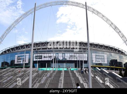 28. August 2024, London, England, Großbritannien: Bildschirme im Wembley Stadium werben für die bevorstehenden Auftritte von Oasis, die derzeit vier Nächte im Juli und August 2025 im berühmten Stadion spielen werden, da die Tickets später in der Woche verkauft werden sollen. Die Rockband aus Manchester unter der Leitung von Noel und Liam Gallagher kündigte kürzlich nach 15 Jahren eine Wiedervereinigungstour an. (Kreditbild: © Vuk Valcic/ZUMA Press Wire) NUR REDAKTIONELLE VERWENDUNG! Nicht für kommerzielle ZWECKE! Stockfoto