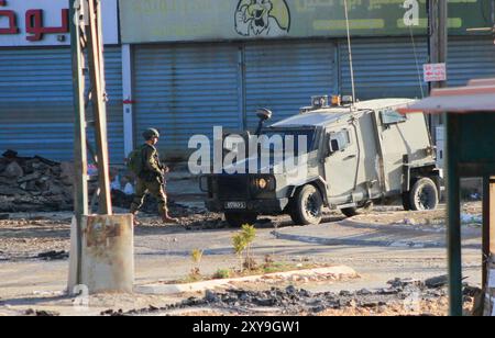 Jenin, Westjordanland. August 2024. Israelische Soldaten gehen bei einem Angriff in Dschenin im besetzten Westjordanland am Mittwoch, dem 28. August 2024. Am 28. August startete Israel eine Großoperation mit koordinierten Überfällen in vier Städten im nördlichen Westjordanland – Dschenin, Nablus, Tubas und Tulkarem. Foto: Nasser Ishtayeh/UPI Credit: UPI/Alamy Live News Stockfoto