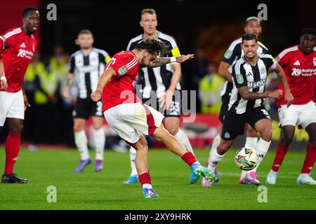 Die Jota Silva von Nottingham Forest erzielte das erste Tor des Spiels während des Spiels im Carabao Cup in der zweiten Runde auf dem City Ground in Nottingham. Bilddatum: Mittwoch, 28. August 2024. Stockfoto