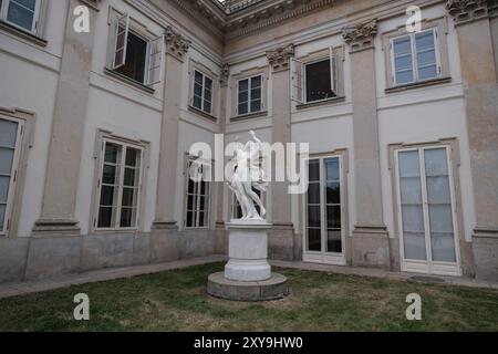 Außenansicht des neoklassizistischen Lazienki-Palastes im Königlichen Łazienki-Park, Warschau, 28. August 2024 Polen Stockfoto