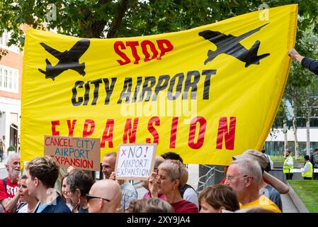 London, Großbritannien. August 2024. Klimaaktivisten von Fossil Free London demonstrieren gegen die Labour-Partei, die den Ausbau des Flughafens London City außerhalb des Department for Levelling Up, Housing and Communities genehmigt. Anrede: Andrea Domeniconi/Alamy News Stockfoto