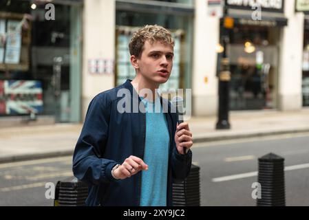 London, Großbritannien. August 2024. Klimaaktivisten von Fossil Free London demonstrieren gegen die Labour-Partei, die den Ausbau des Flughafens London City außerhalb des Department for Levelling Up, Housing and Communities genehmigt. Anrede: Andrea Domeniconi/Alamy News Stockfoto
