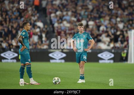 London, Großbritannien. August 2024. London, England, 28. August 2024: Marcus Tavernier (16 Bournemouth) und Alex Scott (14 Bournemouth) während des Carabao Cup Spiels zwischen West Ham United und Bournemouth im London Stadium in London, England (Alexander Canillas/SPP) Credit: SPP Sport Press Photo. /Alamy Live News Stockfoto