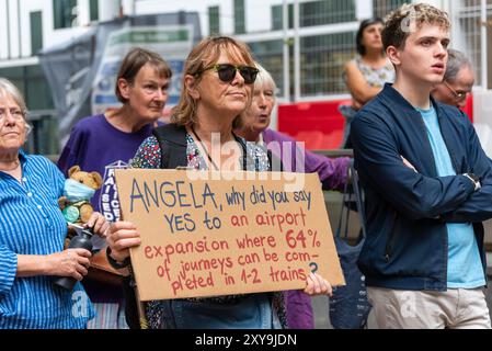 London, Großbritannien. August 2024. Klimaaktivisten von Fossil Free London demonstrieren gegen die Labour-Partei, die den Ausbau des Flughafens London City außerhalb des Department for Levelling Up, Housing and Communities genehmigt. Anrede: Andrea Domeniconi/Alamy News Stockfoto