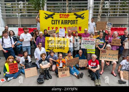 London, Großbritannien. August 2024. Klimaaktivisten von Fossil Free London demonstrieren gegen die Labour-Partei, die den Ausbau des Flughafens London City außerhalb des Department for Levelling Up, Housing and Communities genehmigt. Anrede: Andrea Domeniconi/Alamy News Stockfoto
