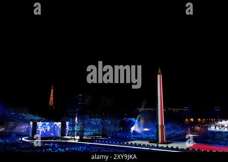 Die französische Flagge wurde während der Eröffnungszeremonie der Paralympischen Spiele 2024 am Place de la Concorde auf den Obelisken von Luxor projiziert. Bilddatum: Mittwoch, 28. August 2024. Stockfoto