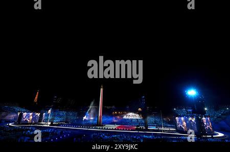 Die französische Flagge wurde während der Eröffnungszeremonie der Paralympischen Spiele 2024 am Place de la Concorde auf den Obelisken von Luxor projiziert. Bilddatum: Mittwoch, 28. August 2024. Stockfoto