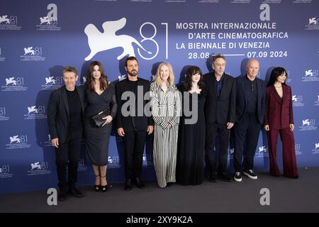 Lido Di Venezia, Italien. August 2024. Der US-Schauspieler Willem Dafoe, die italienische Schauspielerin Monica Bellucci, der US-Schauspieler Justin Theroux, die Schauspielerin Catherine O'Hara, die US-Schauspielerin Winona Ryder, der US-Regisseur Tim Burton, der US-Schauspieler Michael Keaton und die US-Schauspielerin Jenna Ortega posieren während des Fotoaufrufs des Eröffnungsfilms BeetleJuice unter der Regie von Tim Burton am 28. August 2024 während des 81. © Foto: Cinzia Camela. Quelle: Live Media Publishing Group/Alamy Live News Stockfoto