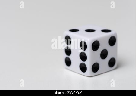 Weiße Würfelwürfel Makroaufnahme auf Studiohintergrund Stockfoto