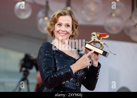 Venedig, Italien. August 2024. VENEDIG, ITALIEN - 28. AUGUST: Sigourney Weaver mit dem Goldenen Löwen für Lebenswerk 2024 Award bei der Eröffnungszeremonie während des 81. Internationalen Filmfestivals von Venedig am 28. August 2024 in Venedig. CAP/KA © Kristina Afanasyeva/Capital Pictures Credit: Capital Pictures/Alamy Live News Stockfoto