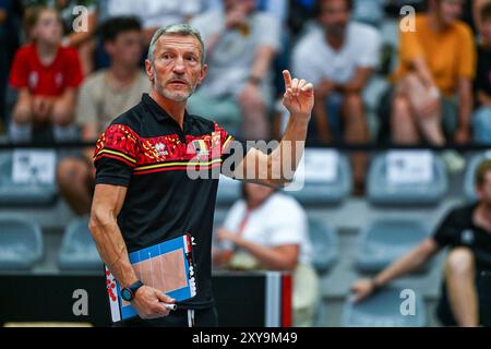 Cheftrainer Zanini Emanuele aus Belgien, dargestellt während eines Volleyballspiels zwischen den Nationalmannschaften Österreichs und Belgiens, den Red Dragons , während der Qualifikationsphase Leg 4 in der CEV Euro Volley Championship in Pool B , am Mittwoch, den 28. August 2024 in Kortrijk , Belgien . FOTO SPORTPIX | Stijn Audooren Stockfoto