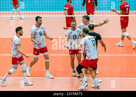 Kortrijk, Belgien. August 2024. Das Team Austria reagiert auf ein Volleyballspiel zwischen den Nationalmannschaften Österreichs und Belgiens, den Red Dragons, während der Qualifikationsphase Leg 4 in der CEV Euro Volley Championship in Pool B, am Mittwoch, den 28. August 2024 in Kortrijk, Belgien. Quelle: Sportpix/Alamy Live News Stockfoto