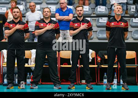 Kortrijk, Belgien. August 2024. Belgische Mitarbeiter wurden vor einem Volleyballspiel zwischen den Nationalmannschaften Österreichs und Belgiens, den Red Dragons, während der Qualifikationsphase Leg 4 in der CEV Euro Volley Championship in Pool B am Mittwoch, den 28. August 2024 in Kortrijk, Belgien, vorgestellt. Quelle: Sportpix/Alamy Live News Stockfoto