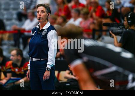 Kortrijk, Belgien. August 2024. Schiedsrichter, dargestellt während eines Volleyballspiels zwischen den Nationalmannschaften Österreichs und Belgiens, bekannt als die Red Dragons, während der Qualifikationsphase Leg 4 in der CEV Euro Volley Championship in Pool B, am Mittwoch, den 28. August 2024 in Kortrijk, Belgien. Quelle: Sportpix/Alamy Live News Stockfoto