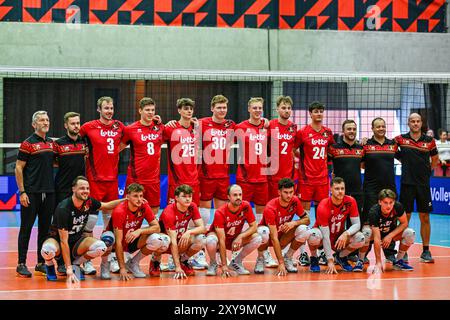 Kortrijk, Belgien. August 2024. Das Team Belgien wurde vor einem Volleyballspiel zwischen den Nationalmannschaften Österreichs und Belgiens, den Red Dragons, während der Qualifikationsphase Leg 4 in der CEV Euro Volley Championship in Pool B am Mittwoch, den 28. August 2024 in Kortrijk, Belgien, gezeigt. Quelle: Sportpix/Alamy Live News Stockfoto