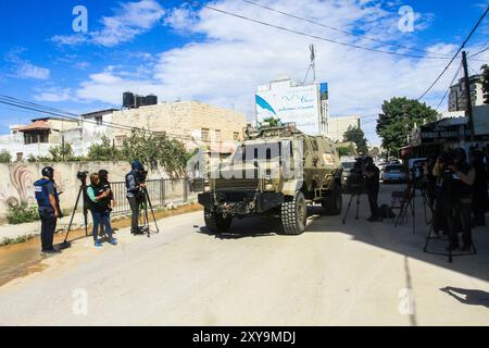 Jenin, Palästina. August 2024. Ein israelisches Militärfahrzeug verhindert, dass die Pressemitglieder während des Überfalls auf die Stadt Jenin, nördlich der besetzten Westbank, ihre Arbeit verrichten. Israelische Truppen überfielen die Städte Dschenin, Tubas, Tulkarm und das Flüchtlingslager Far'a, wobei Tausende israelischer Soldaten gleichzeitig an den Überfällen teilnahmen. Elf Palästinenser wurden getötet, Dutzende verletzt und Infrastruktur, Straßen und Häuser zerstört. (Foto: Nasser Ishtayeh/SOPA Images/SIPA USA) Credit: SIPA USA/Alamy Live News Stockfoto