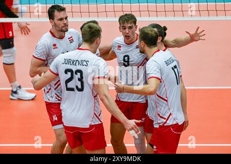 Kortrijk, Belgien. August 2024. Das Team Austria reagiert auf ein Volleyballspiel zwischen den Nationalmannschaften Österreichs und Belgiens, den Red Dragons, während der Qualifikationsphase Leg 4 in der CEV Euro Volley Championship in Pool B, am Mittwoch, den 28. August 2024 in Kortrijk, Belgien. Quelle: Sportpix/Alamy Live News Stockfoto