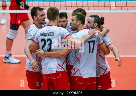 Kortrijk, Belgien. August 2024. Das Team Austria reagiert auf ein Volleyballspiel zwischen den Nationalmannschaften Österreichs und Belgiens, den Red Dragons, während der Qualifikationsphase Leg 4 in der CEV Euro Volley Championship in Pool B, am Mittwoch, den 28. August 2024 in Kortrijk, Belgien. Quelle: Sportpix/Alamy Live News Stockfoto