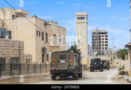 Jenin, Palästina. August 2024. Israelische Militäreinrichtungen stürmen während des Überfalls die Stadt Dschenin nördlich der besetzten Westbank. Israelische Truppen überfielen die Städte Dschenin, Tubas, Tulkarm und das Flüchtlingslager Far'a, wobei Tausende israelischer Soldaten gleichzeitig an den Überfällen teilnahmen. Elf Palästinenser wurden getötet, Dutzende verletzt und Infrastruktur, Straßen und Häuser zerstört. (Foto: Nasser Ishtayeh/SOPA Images/SIPA USA) Credit: SIPA USA/Alamy Live News Stockfoto